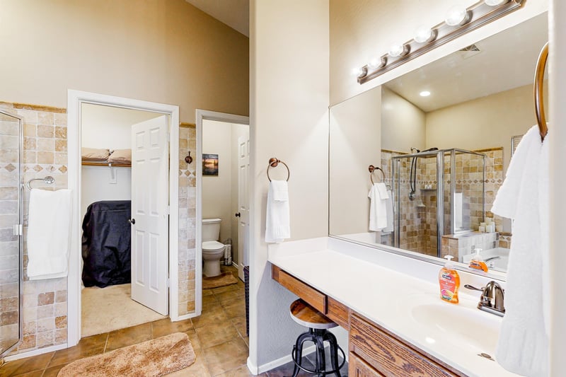 597723