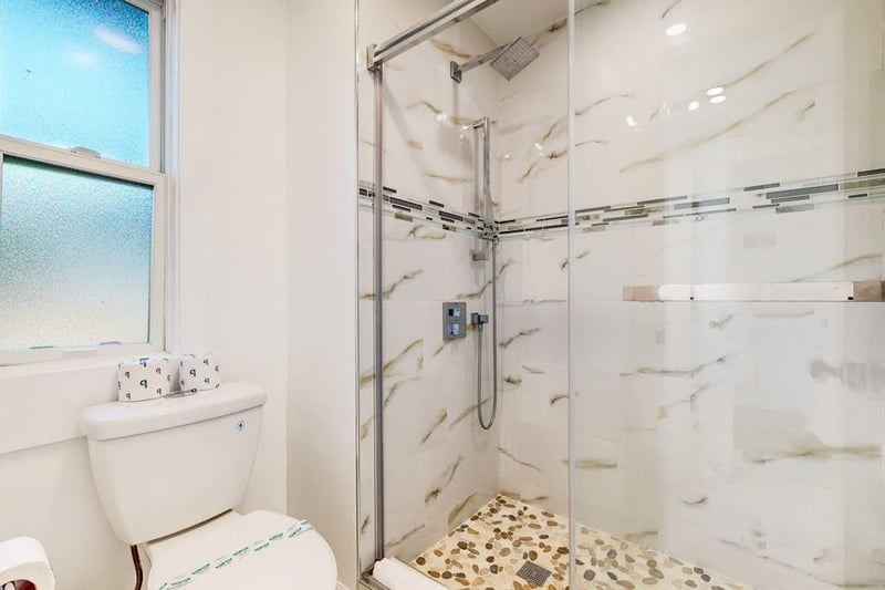 598993