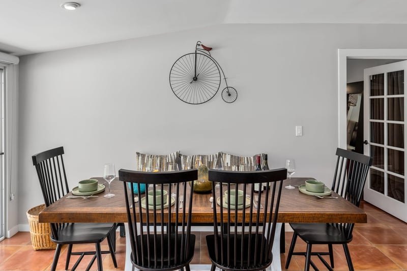 Dining table, bench seating, and chairs for up to 6 guests.