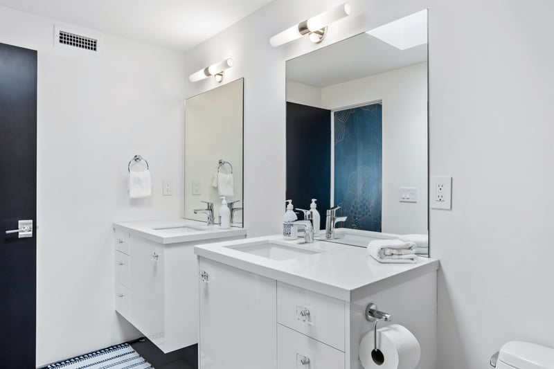 Ensuite bath with two vanities