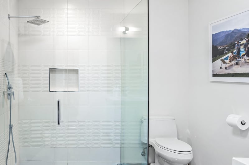 Ensuite bath with walkin shower