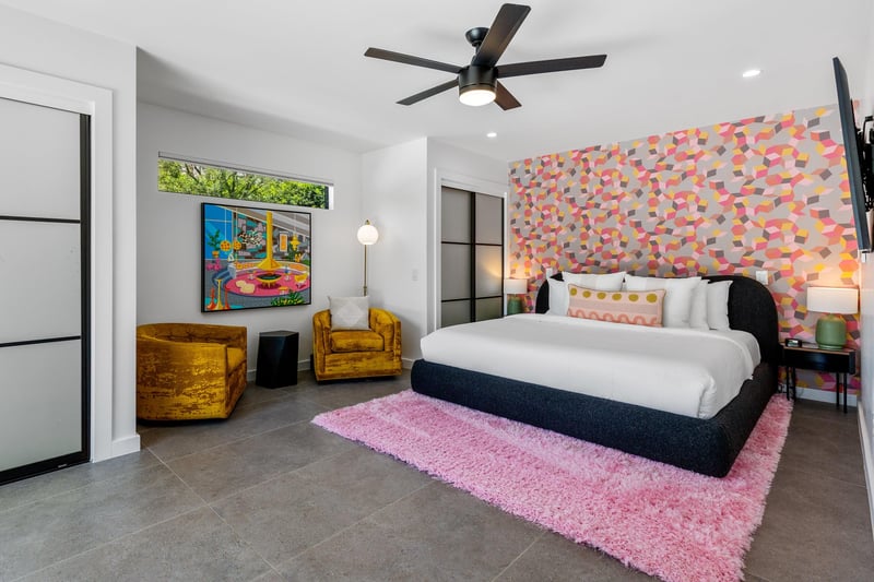 Relaxing guest room