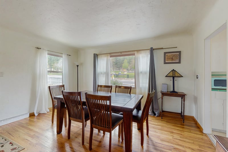 Dining table with seating for 6 guests.