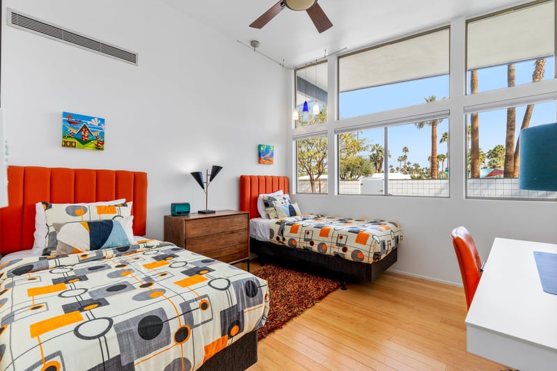 Guest bedroom with twin beds