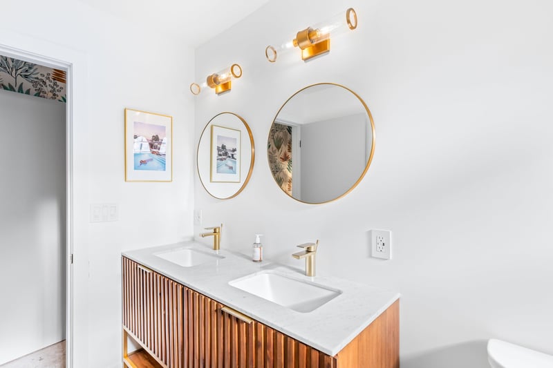 Primary en suite bathroom