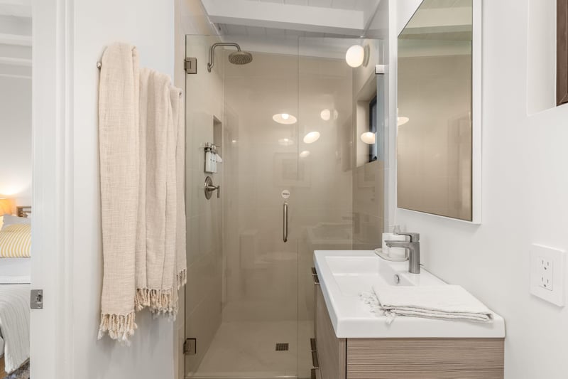 Guest bedroom ensuite bathroom