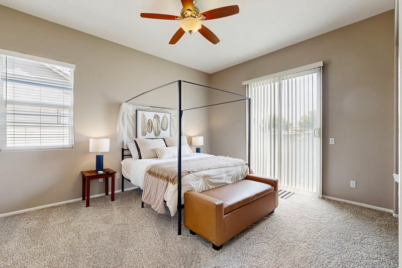 Queen size bed.