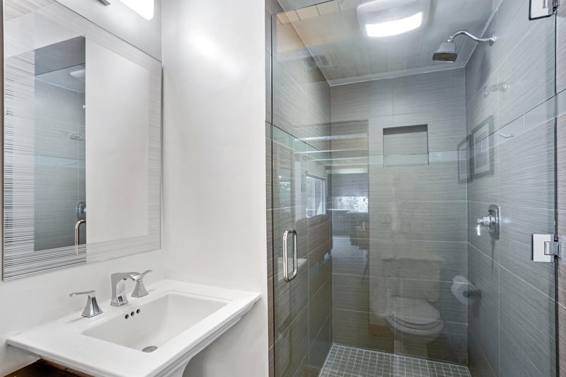 Guest ensuite bath