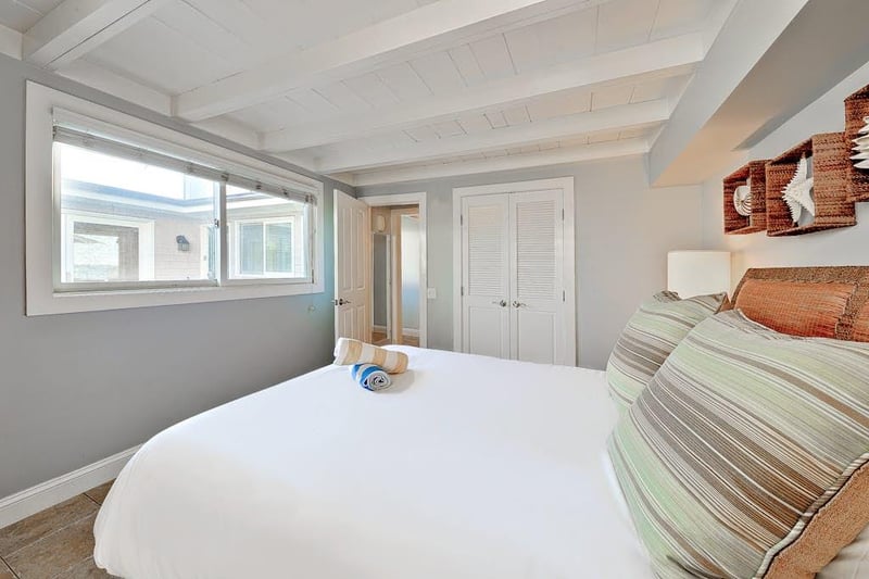 606943