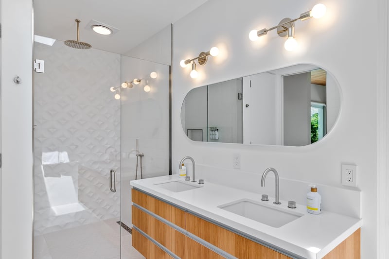 Primary en suite bathroom with dual sinks