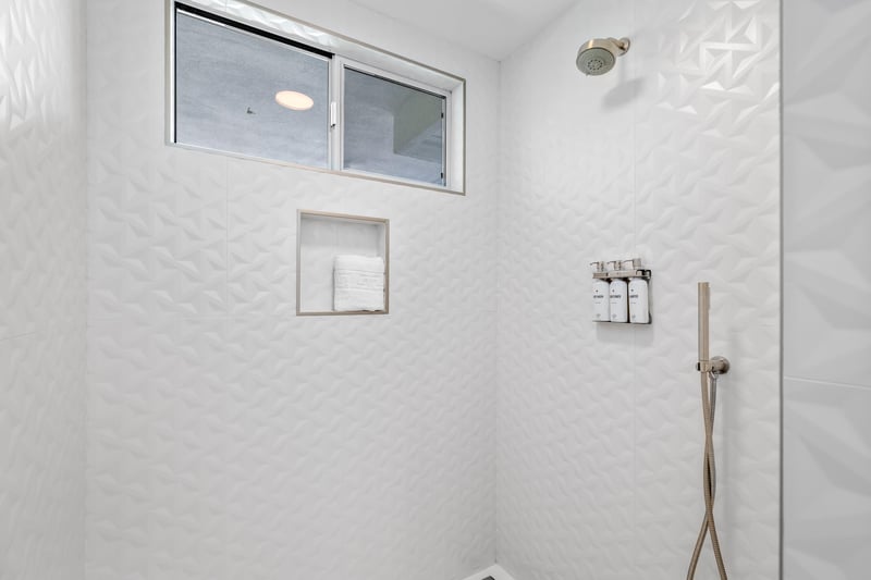Guest en suite bathroom shower