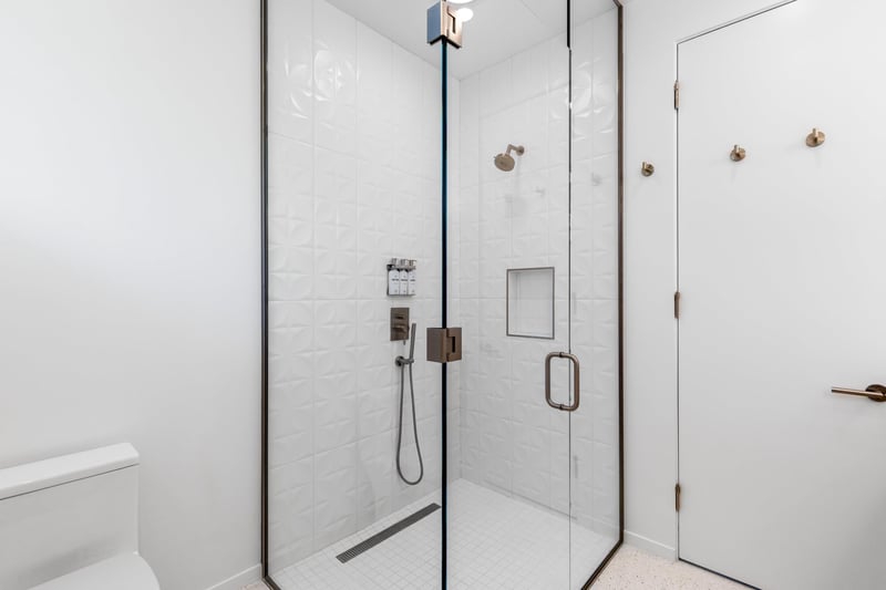 Guest en suite bathroom