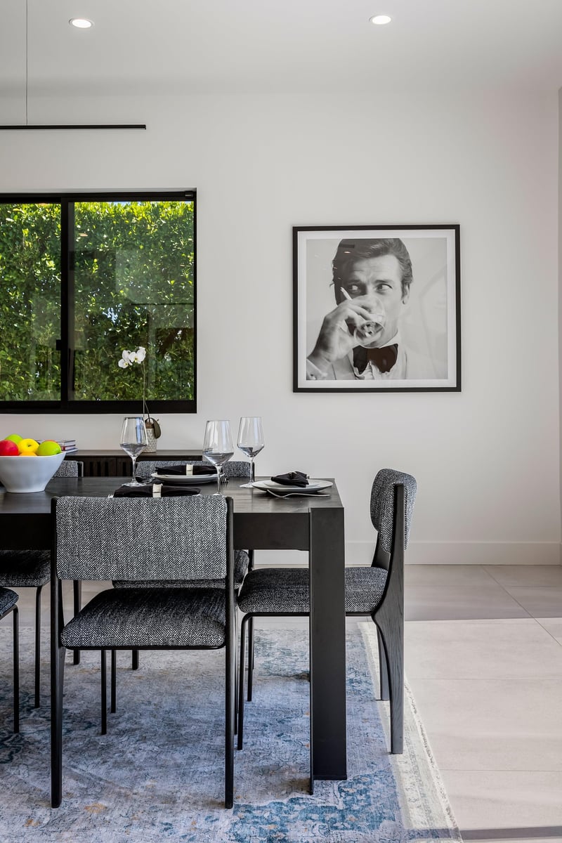 Indoor dining for eight
