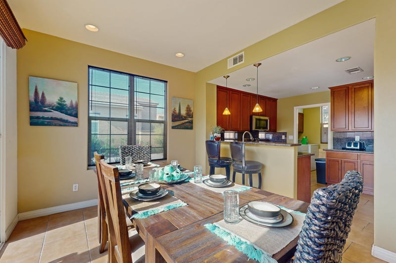 607709