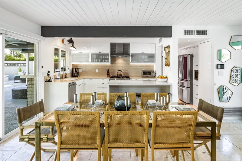 608981
