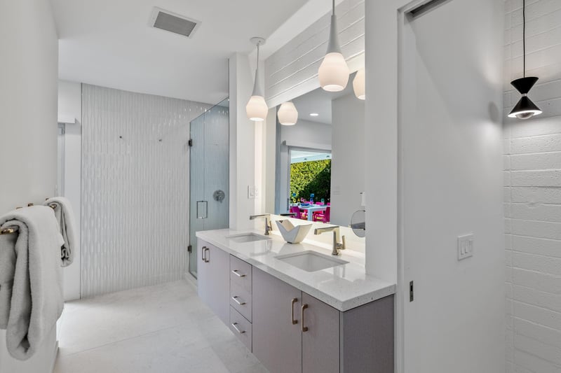 Primary en suite bathroom
