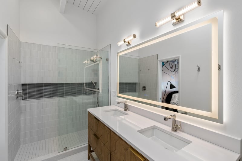 Guest en suite bathroom