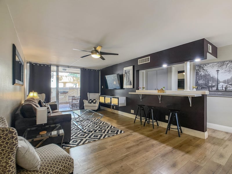 Living AreaBar