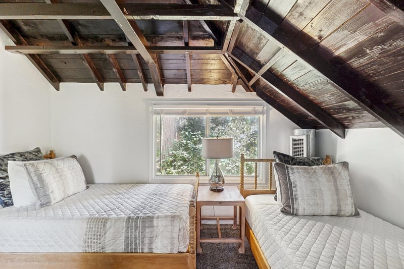 Features 2 twin size beds.