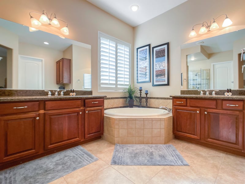 Large Master bath with jacuzzi tub.