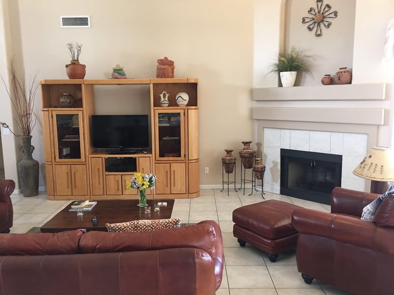 Living room w Fireplace