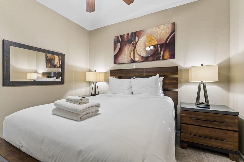 Queen size bed and flatscreen TV.