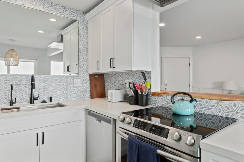 Tyle backsplash in the kitchen.