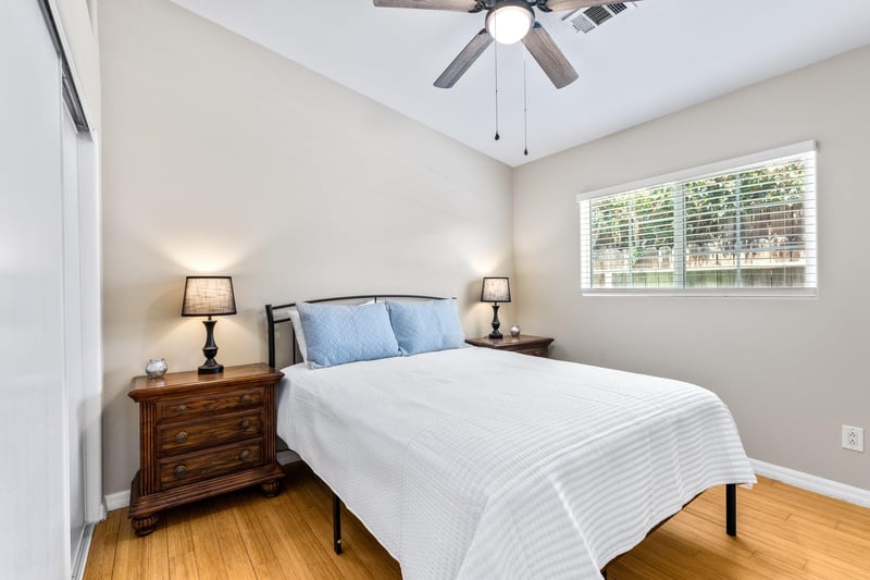 Queen size bed.