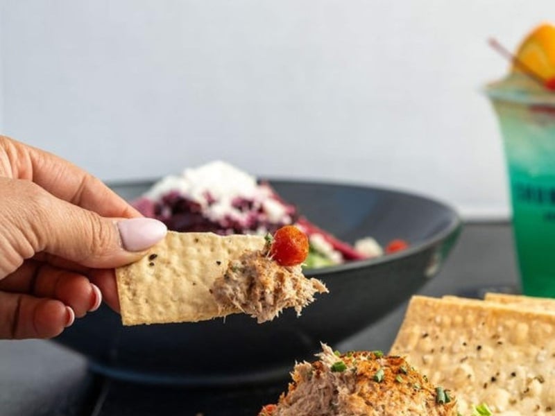 Smoked tuna dip with crackers