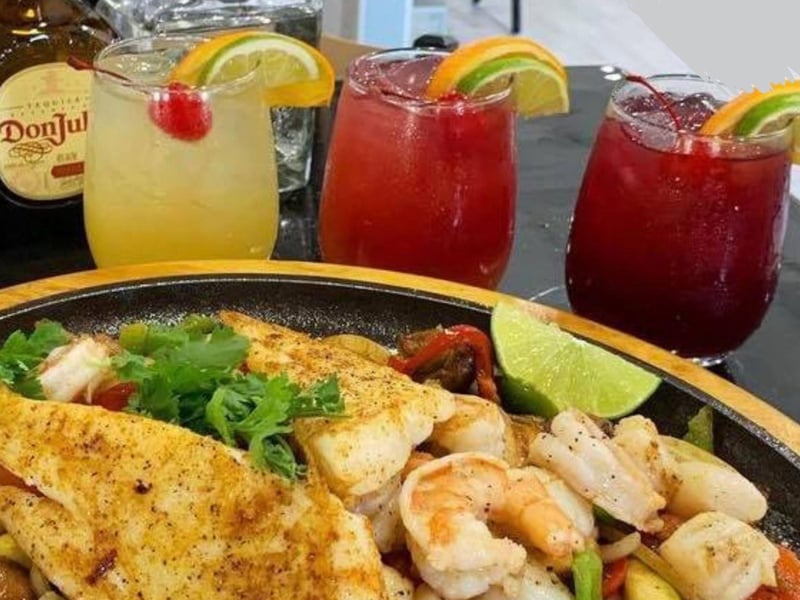 Seafood fajitas with margaritas