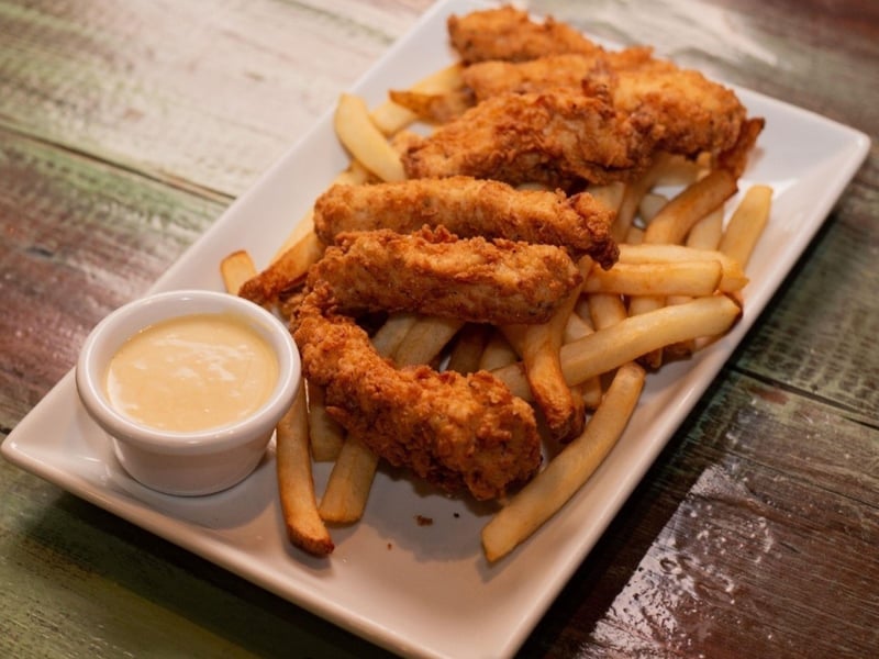 Handbread chicken fingers with fries