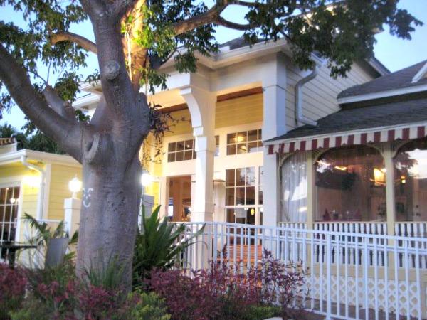 Mareks restaurant Marco Island exterior with tree