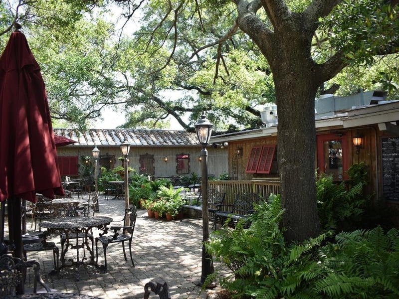 The outdoor courtyard at Dewey Destins Harborside