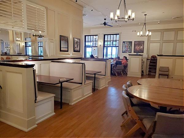 The dining room at Tommy Bahama Restaurant
