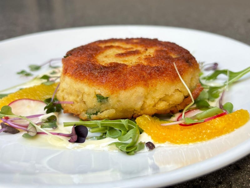Edwards features spectacular crab cakes