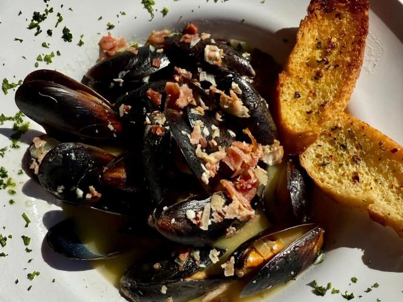 Sauteed mussels with roasted garlic crostini