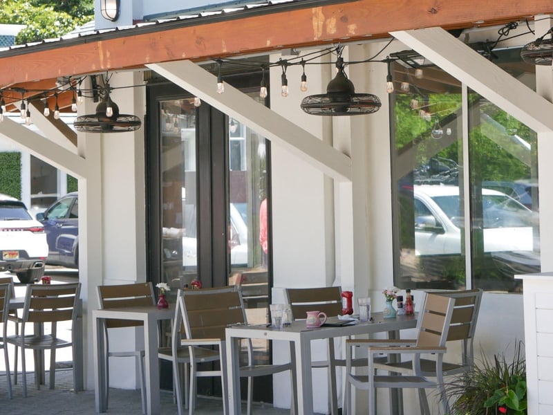 Outdoor dining at Crackings