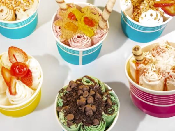 426965 Curly Cream Rolled Ice Cream In Destin, Florida 