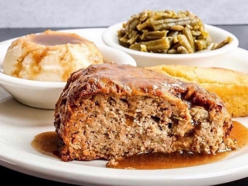 Meatloaf, green beans and mashed potatoes at Five Sisters Blues Cafe