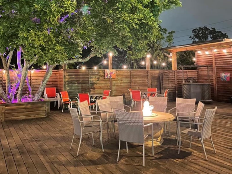 The outdoor patio at Bonellis