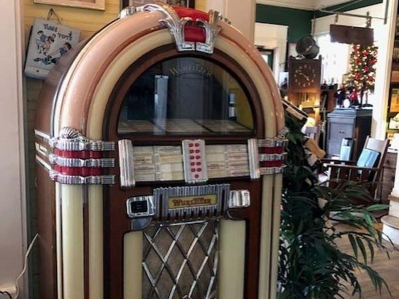 The vintage jukebox at Magnolia Grill of Fort Walton Beach