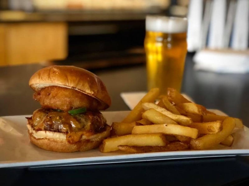 The Que Burger at The Craft Bar