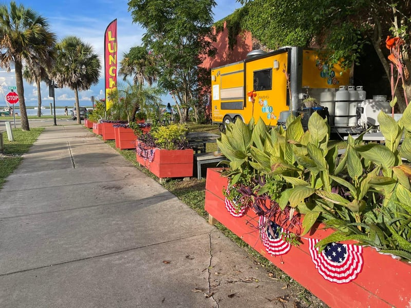 527512 Tamaras On The Go Food Truck In Apalachicola, Florida