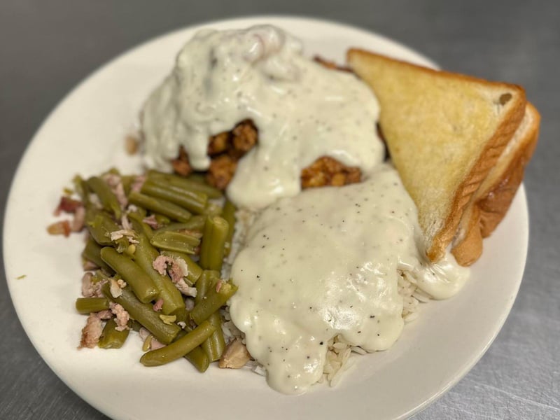 Country fried chicken with rice and green beans