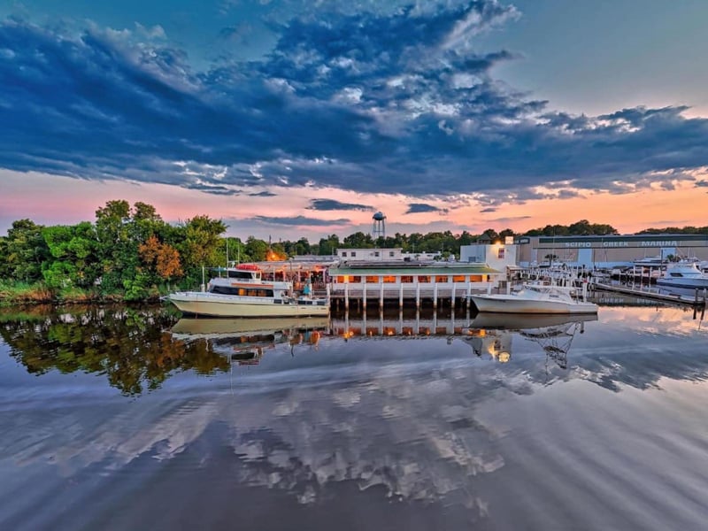 528529 Oystersathalfshelldocksideinapalachicola,florida
