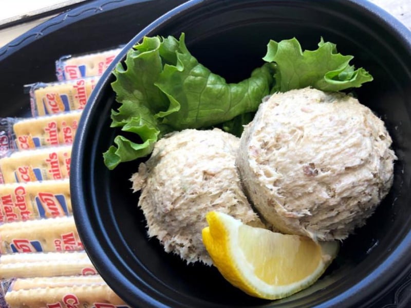 Smoked fish dip with crackers