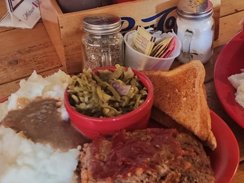 Mamas meatloaf with mashed potatoes and gravy