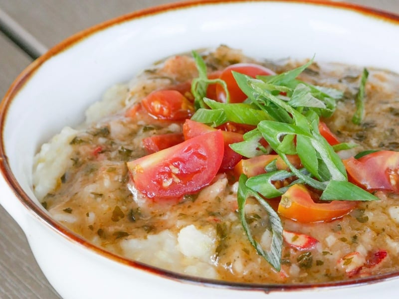 Outdoor dining at Crackings