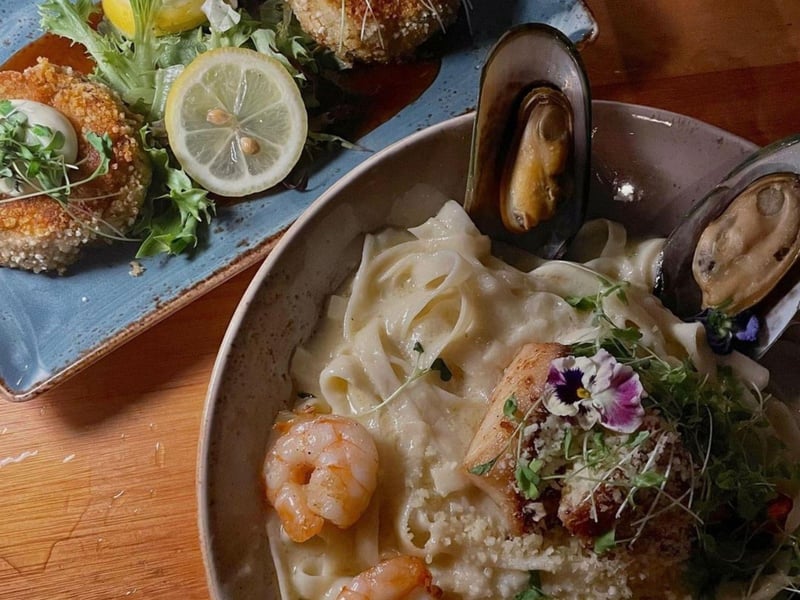 FOOW Pasta and the crab cake starter