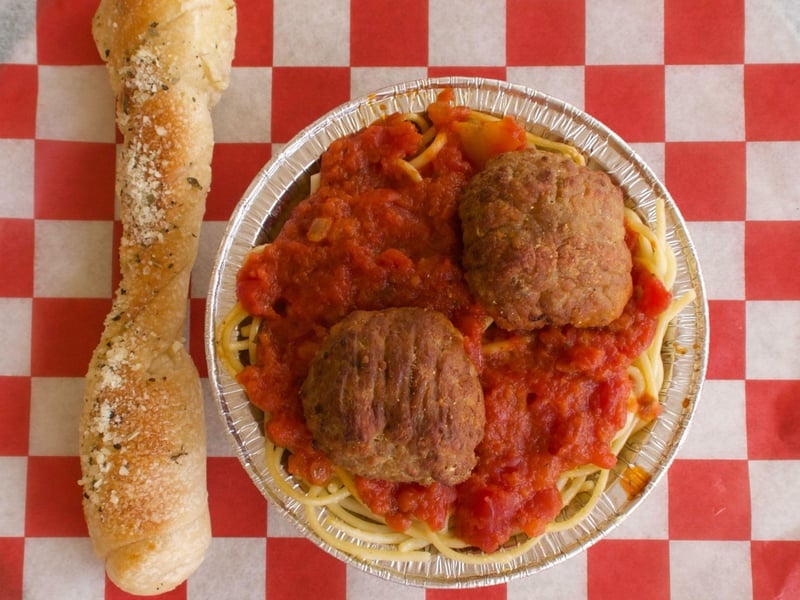 Spaghetti with breadsticks and meatballs